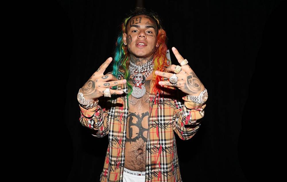 ¡EN LIBERTAD! 6IX9INE SALE DE PRISIÓN Y SORPRENDE CON UNA MENCIÓN A NICOLÁS MADURO