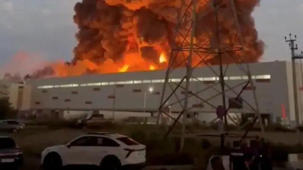 Voraz incendio consume almacén de Wildberries tras ataque con drones en Rusia