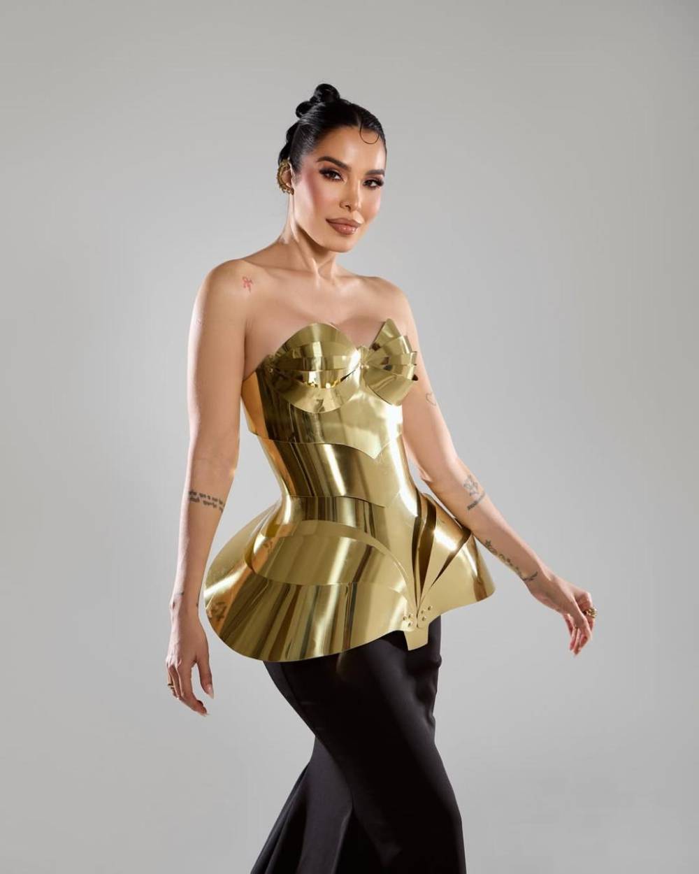 Jessica Pereira roba miradas con atrevido look dorado en los Premios Soberano 2026